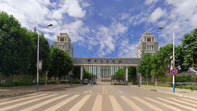 云南工商学院_学校大门